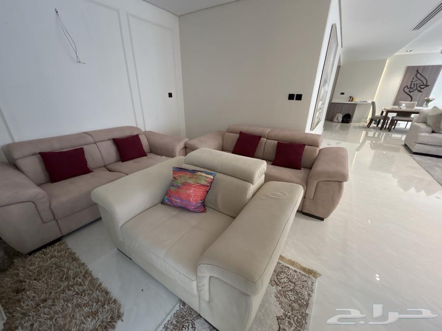 Three-piece sofa (two large pieces and one small piece) in excellent and clean condition64460270021890113