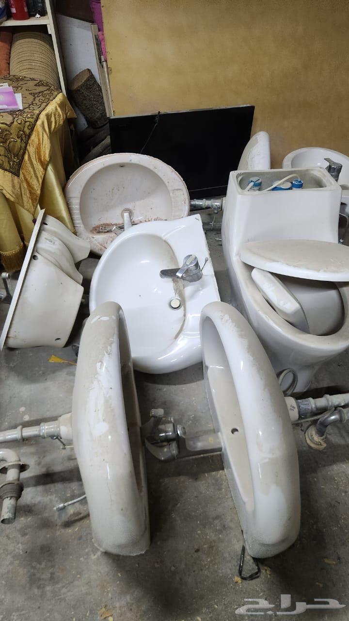 Sinks and toilets64463060952579110