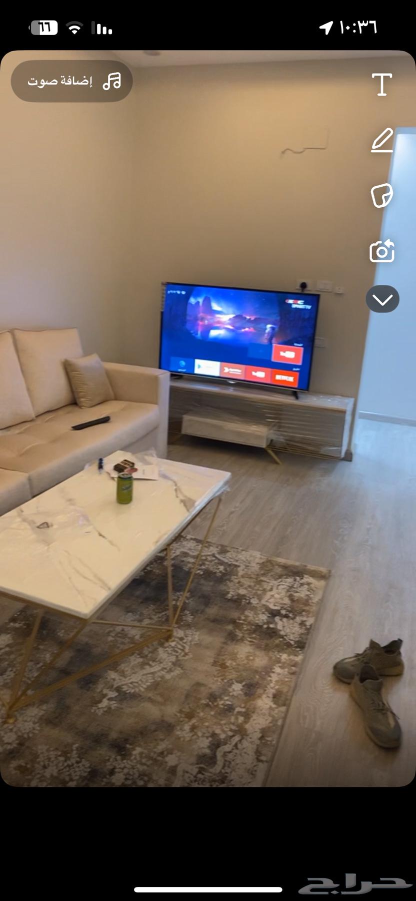 Bedroom with table and TV table64459123998595112