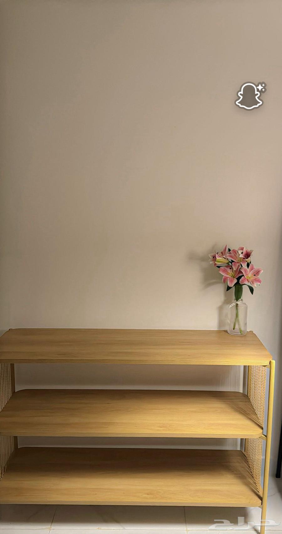 طاولة خشب أنيقة وعصرية تزين أي ركن في البيت64458423914114112