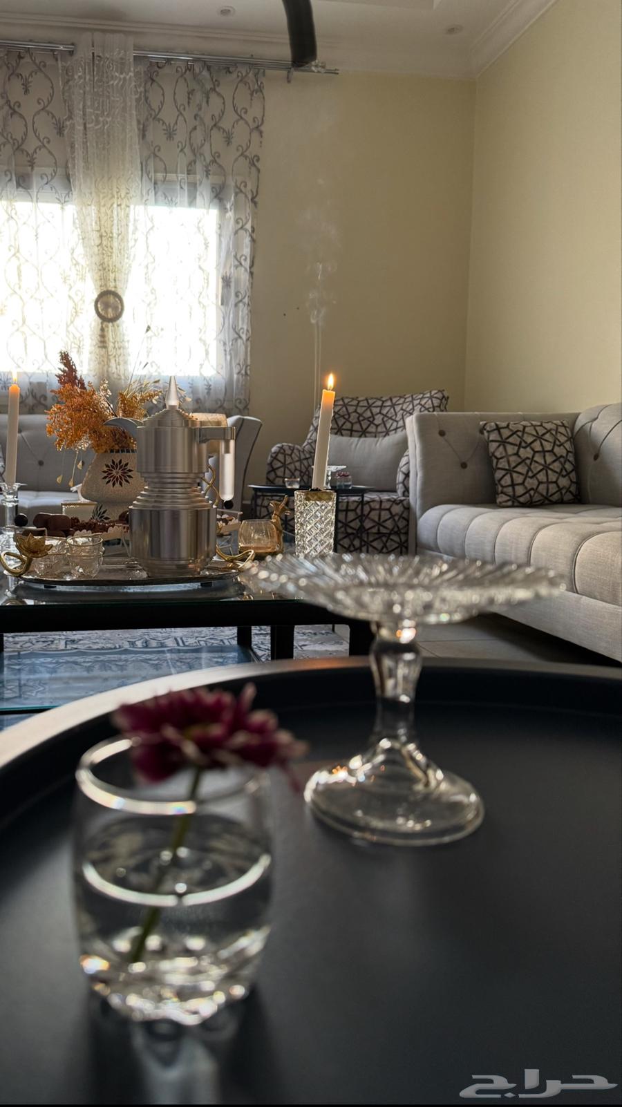 كنب للبيع مع طاوله قزاز كبيره و 6 طاولات خدمه64466235370882110