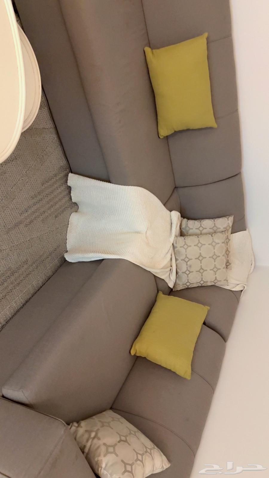 Selling a sofa set with a table set64470869809025111