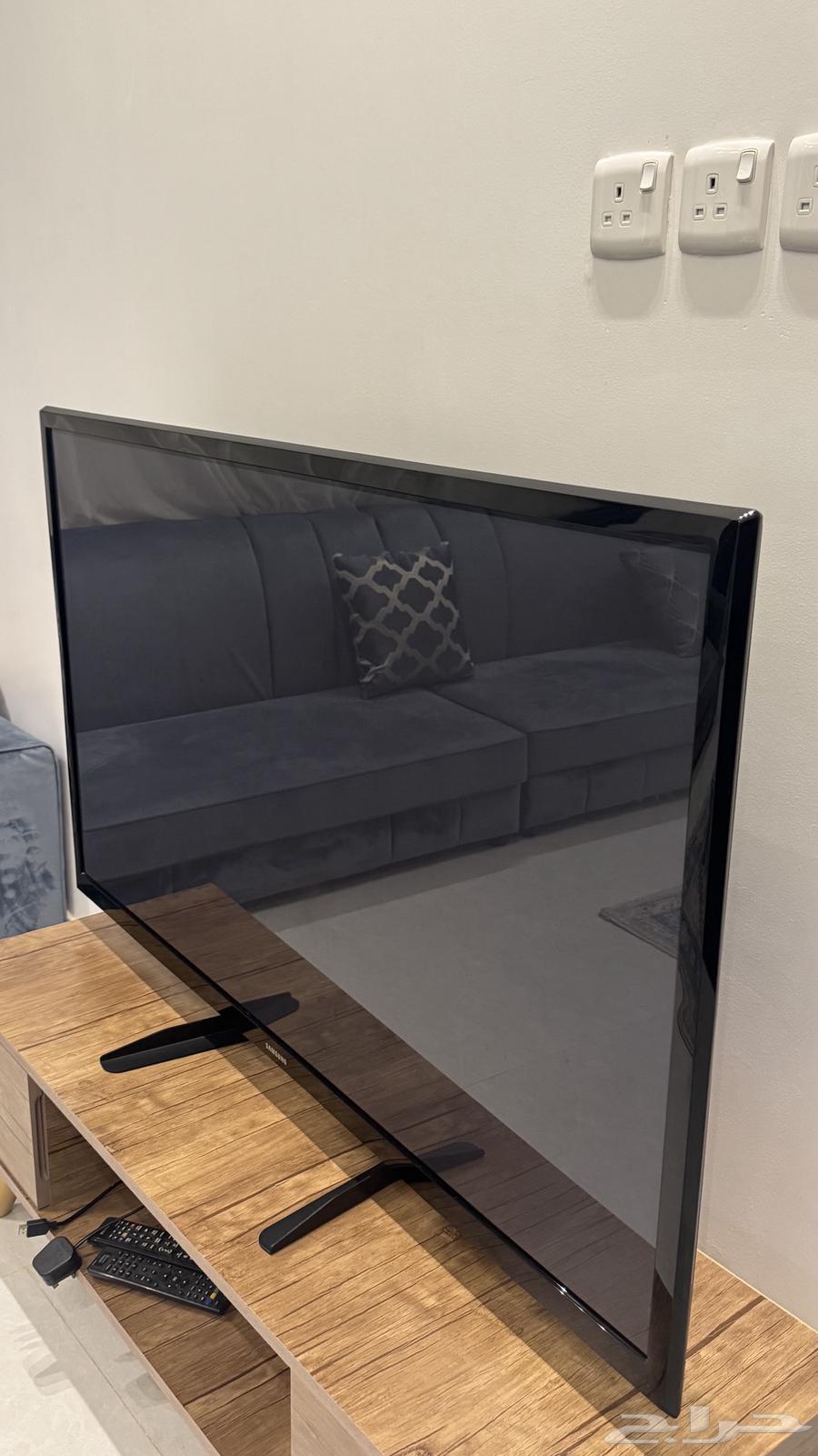 تلفزيون وطاوله للبيع64470649027330111