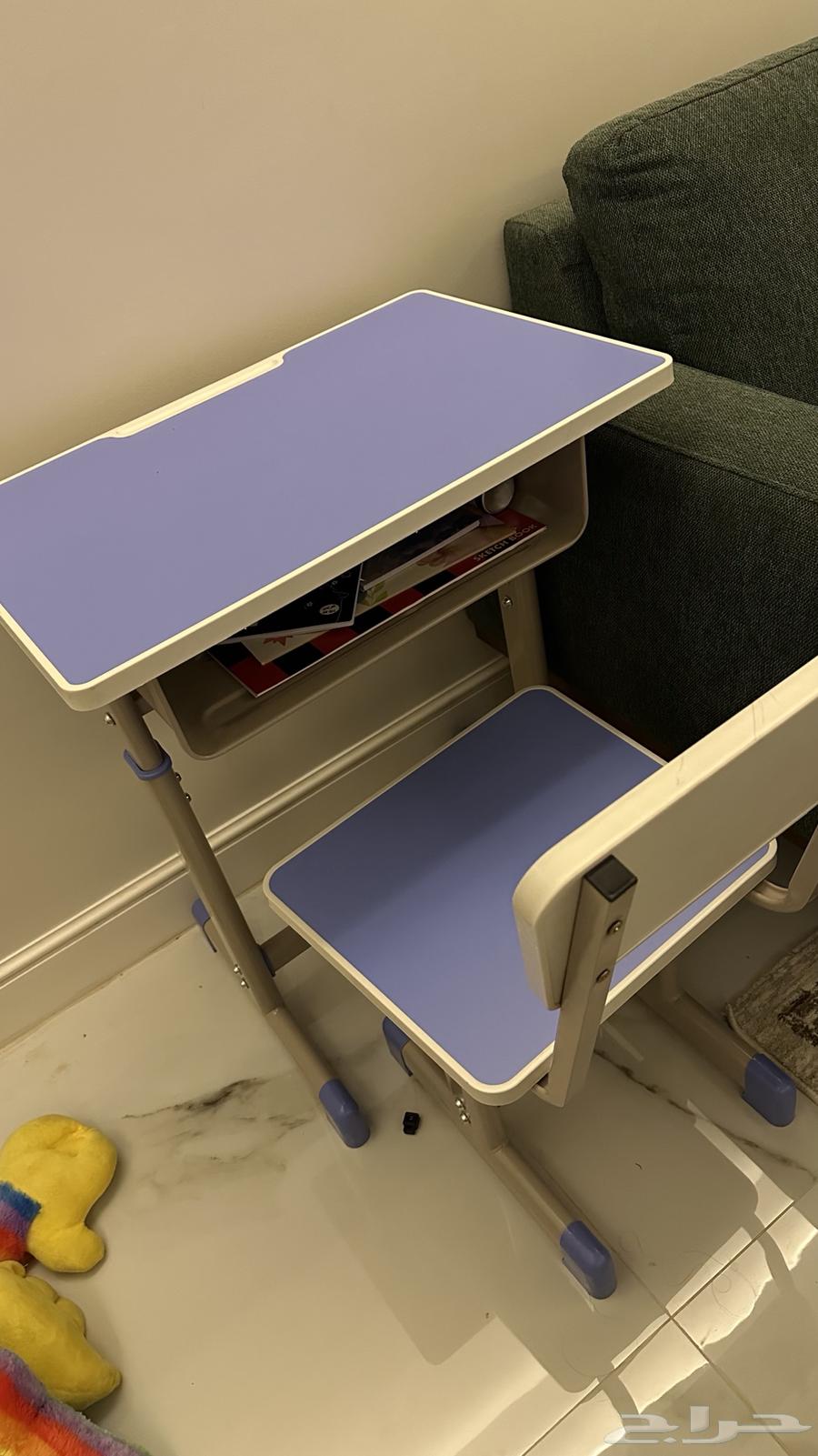 Children's study table without any use64470457010561110