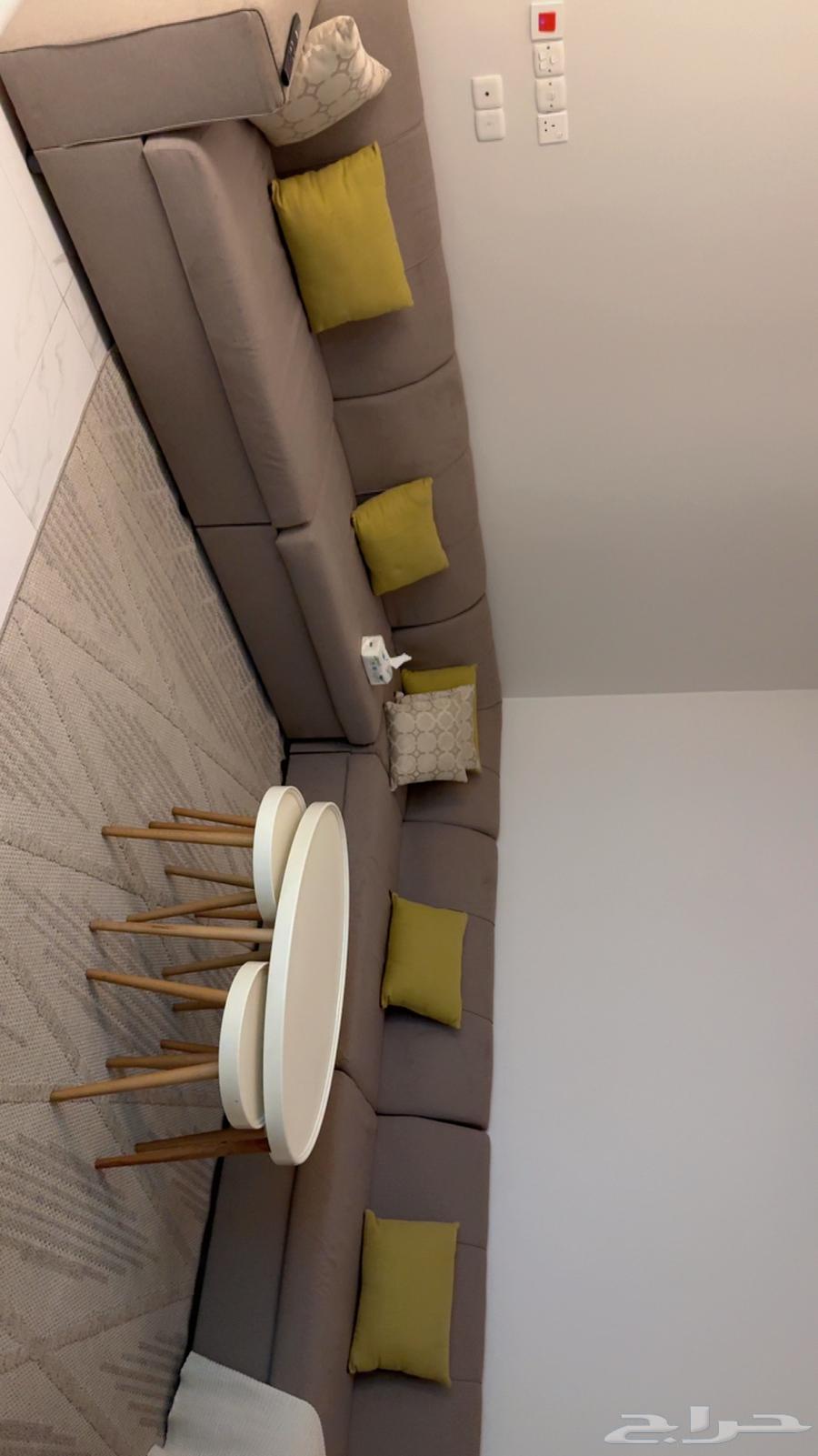 Selling a sofa set with a table set64470869809025113