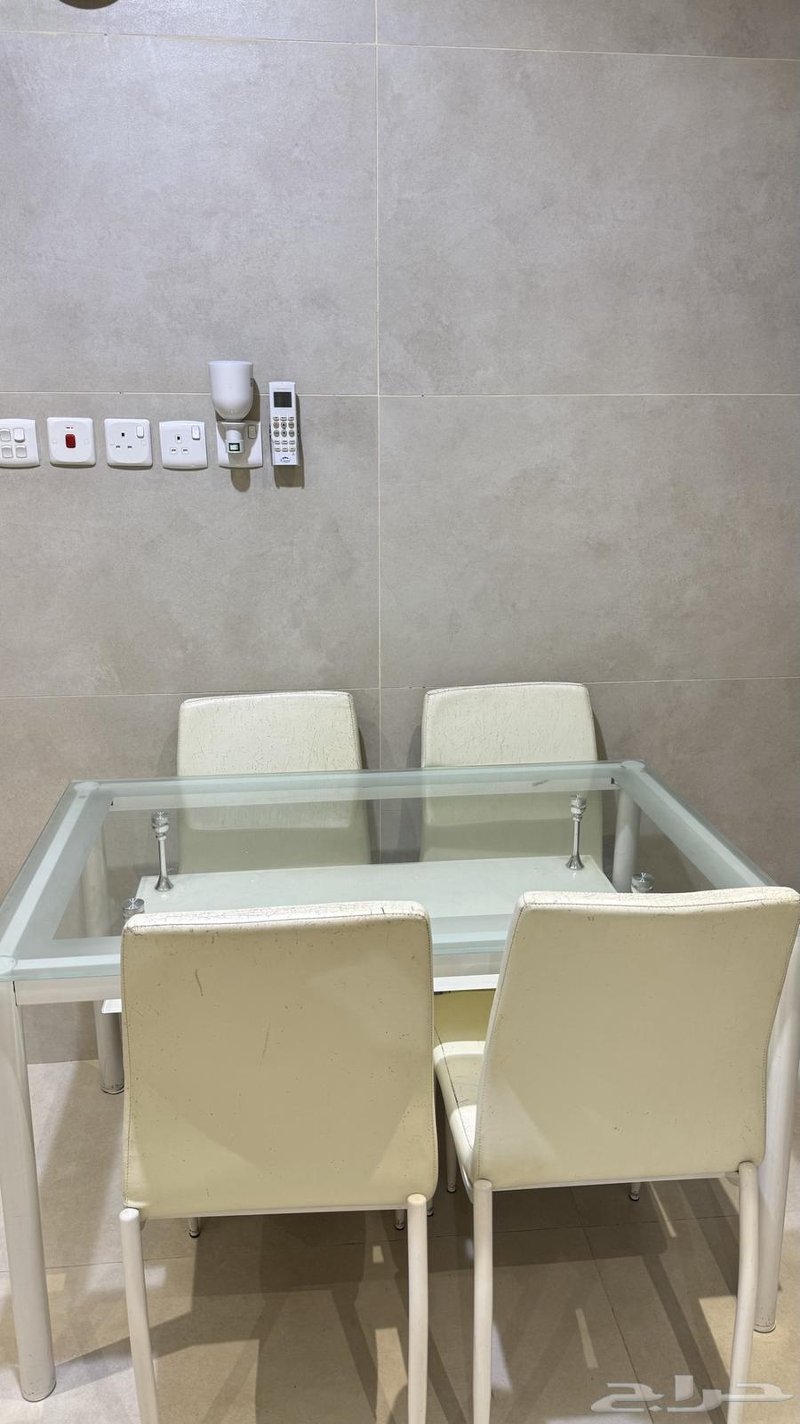 Dining table with 4 chairs64466502422017110