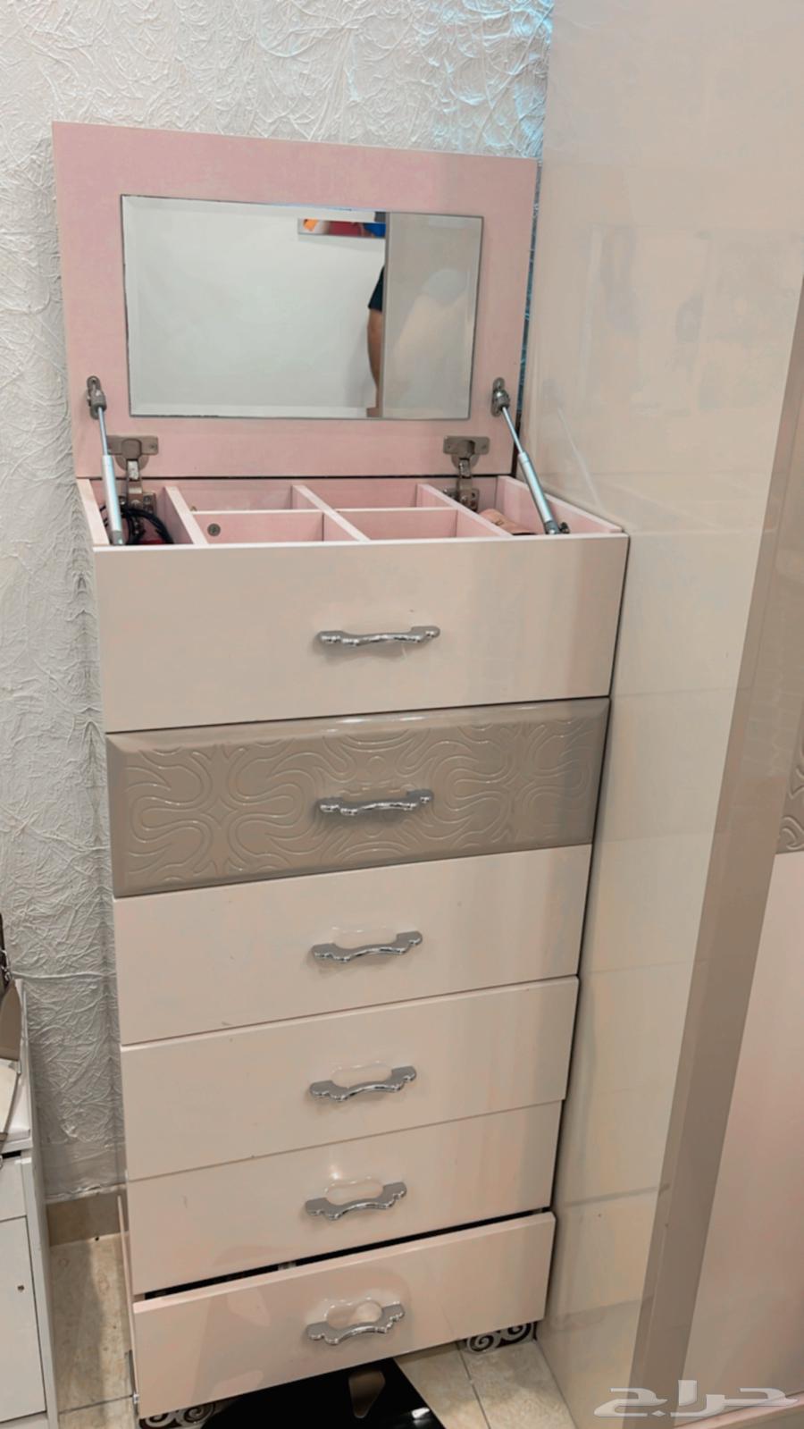 عفش بيت شبه جديد سبب البيع السفر64465099902338112