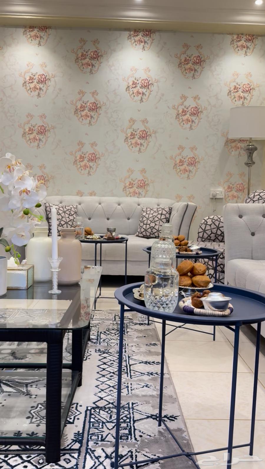 كنب للبيع مع طاوله قزاز كبيره و 6 طاولات خدمه64466235370882111