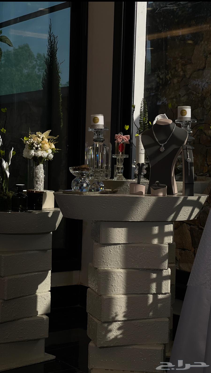 كنب للبيع مع طاوله قزاز كبيره و 6 طاولات خدمه64466235370882112