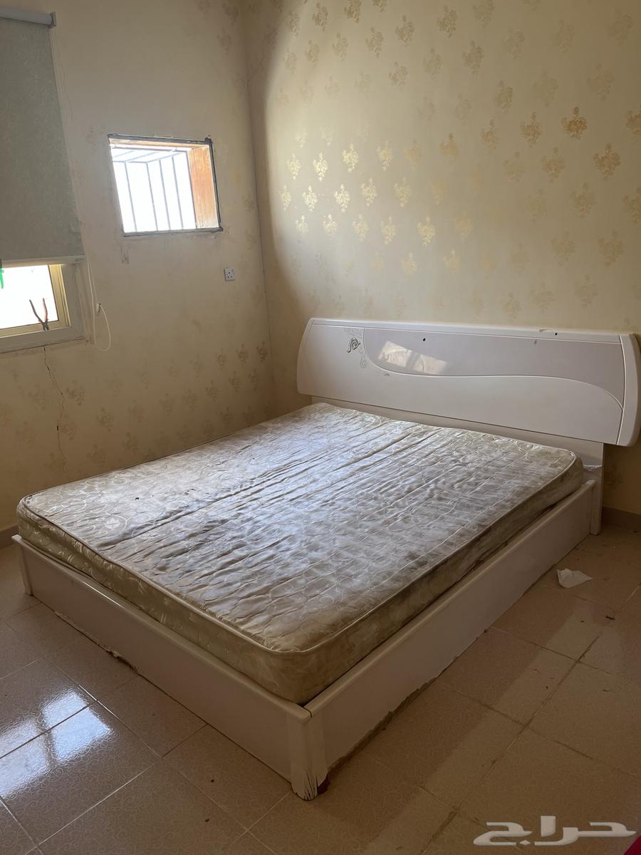 دولاب وسرير وطاولة قزاز بحاله جيدة64467439324162111