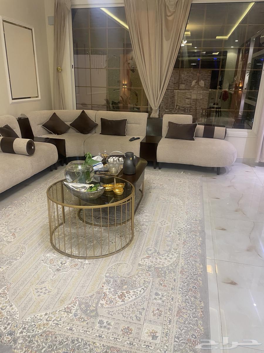 Sofa with table64469529629315112