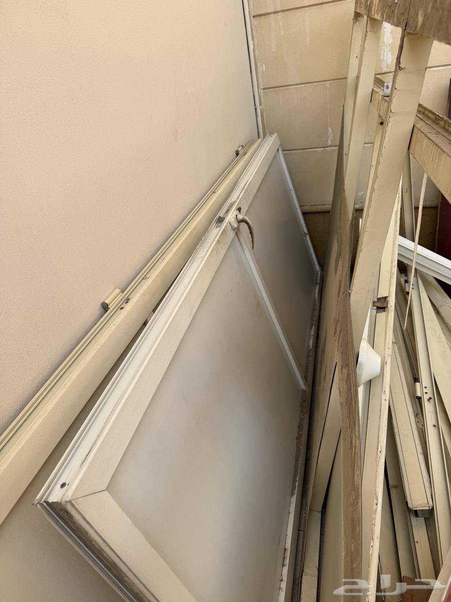 بيبان ألمنيوم نظيفة مع كامل ملحقاتها السعر 150 ريال64468722310658111