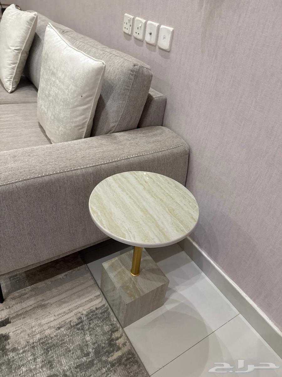 طاوله للبيع مع 4 خدمه64468051826177111