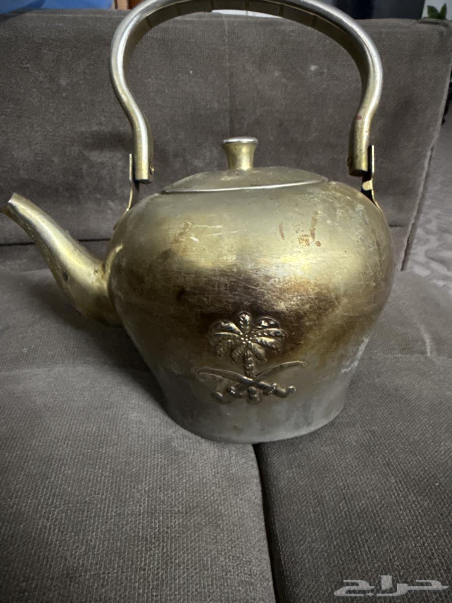 بريق شاهي ذهبي سيفين و نخله64465702849410110