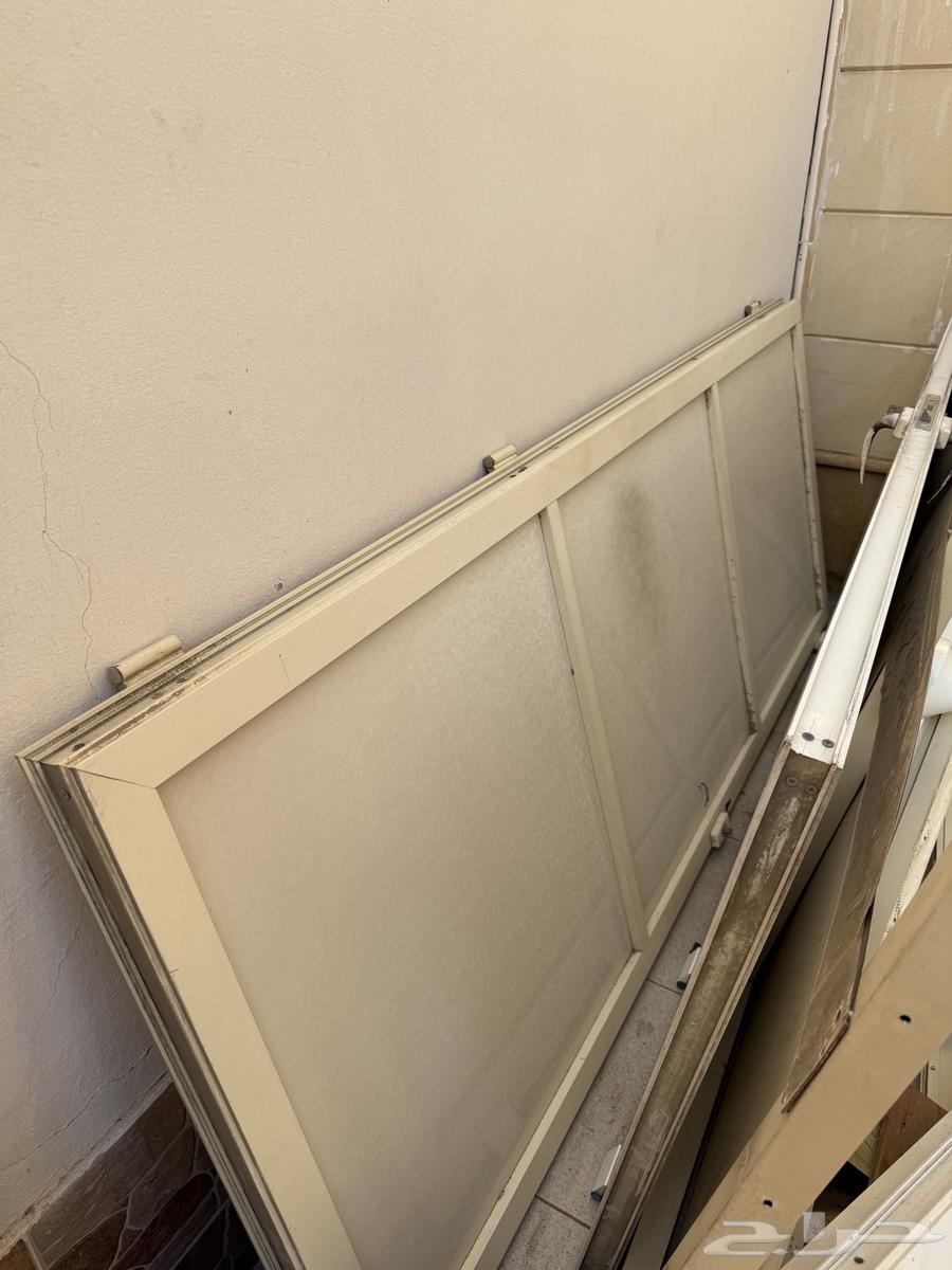 بيبان ألمنيوم نظيفة مع كامل ملحقاتها السعر 150 ريال64468722310658113