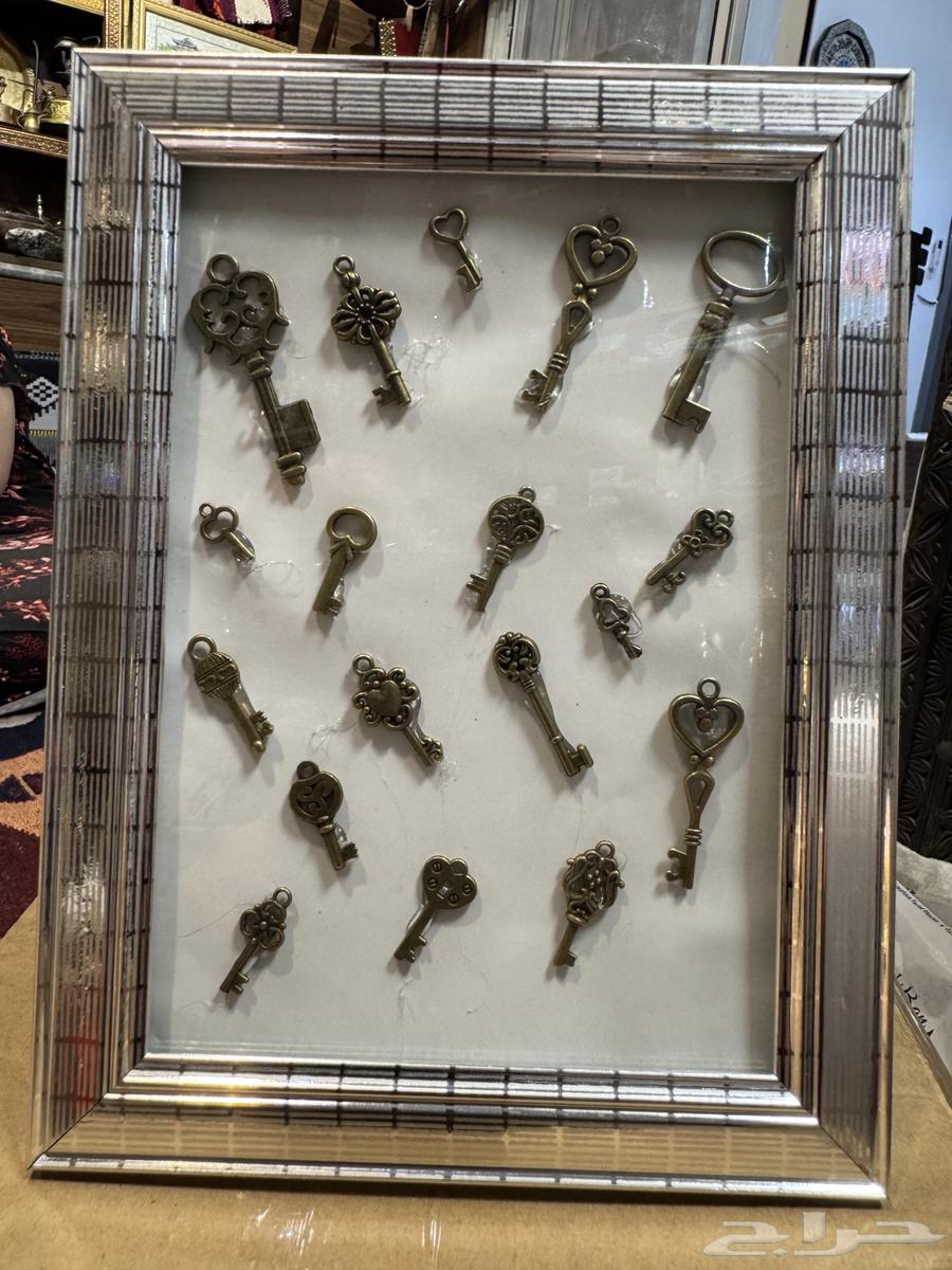 A panel with the fabric of the Noble Sanctuary, and a panel with antique keys64467411358722111