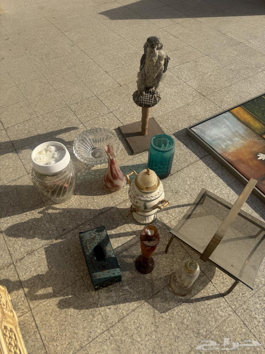 طاولتين خشب فخمه وطاوله قزاز وكنب ومزهريات64468273759875113