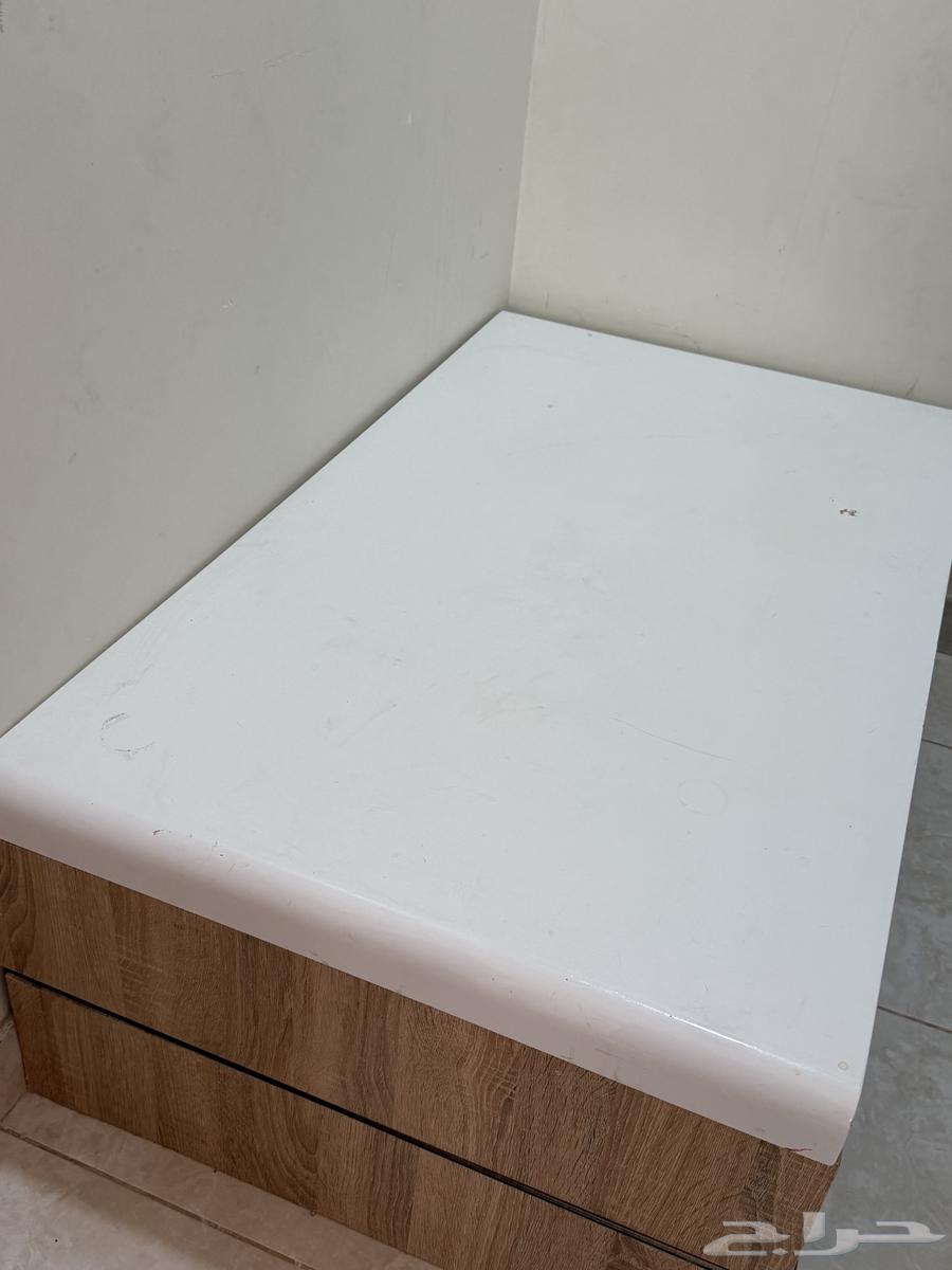 Nominal price for a table from Home Box that needs screws and tightening64467172334082110