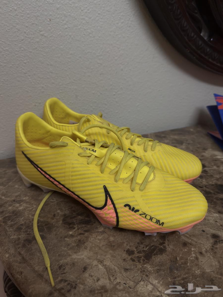 Football boot used only once64469028103169110