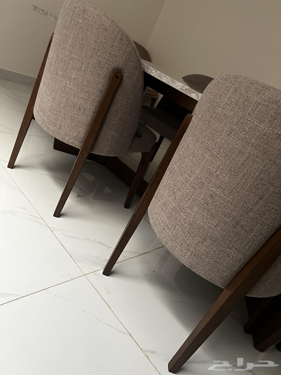 Marble dining table from Al Raqeeb with 8 chairs64468231499011112