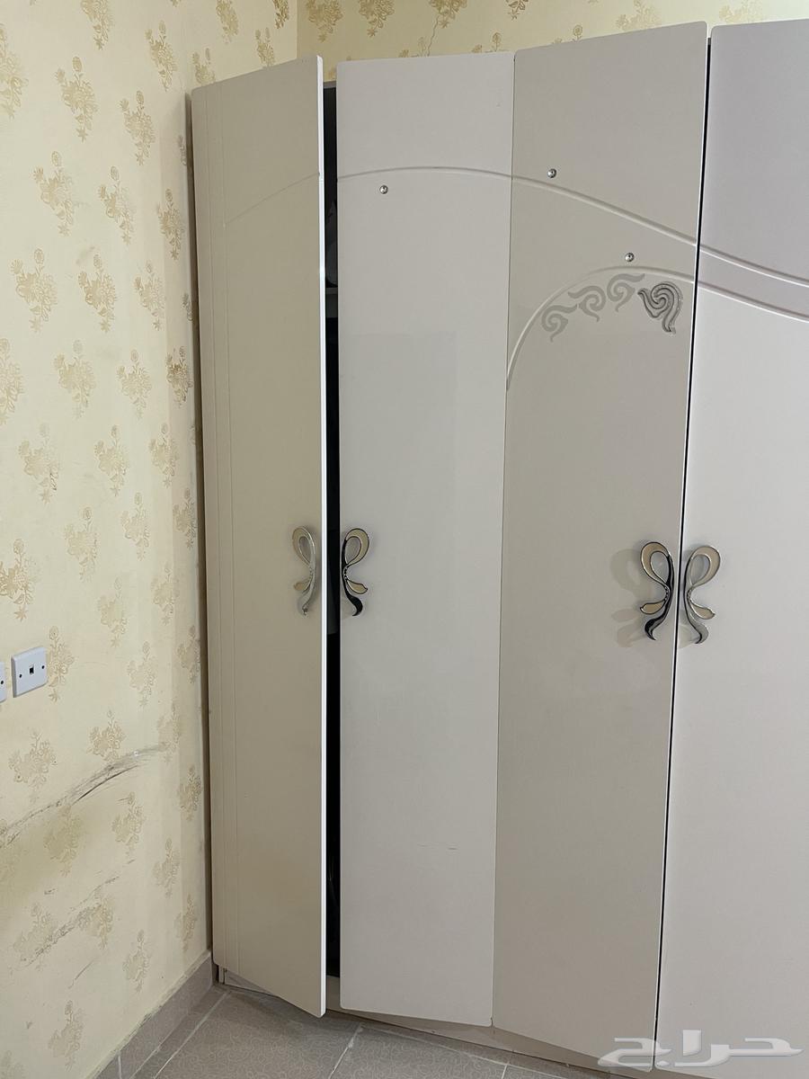 دولاب وسرير وطاولة قزاز بحاله جيدة64467439324162113