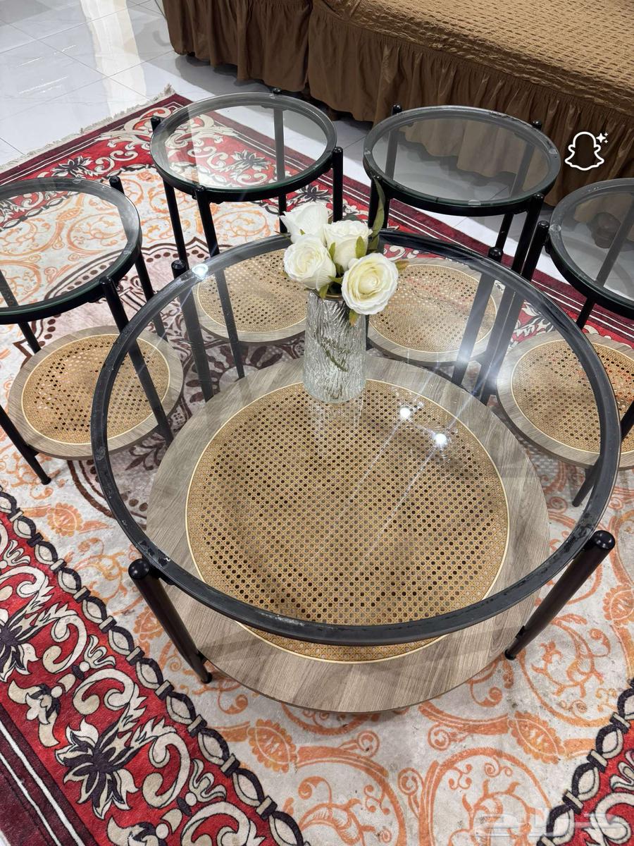 A large table and four services, an American star64470828439939110