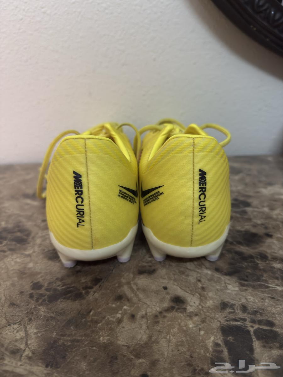 Football boot used only once64469028103169112