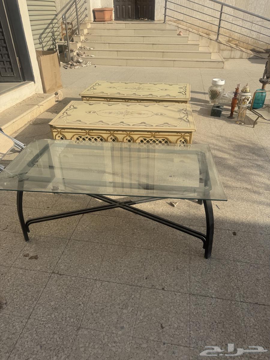 طاولتين خشب فخمه وطاوله قزاز وكنب ومزهريات64468273759875114