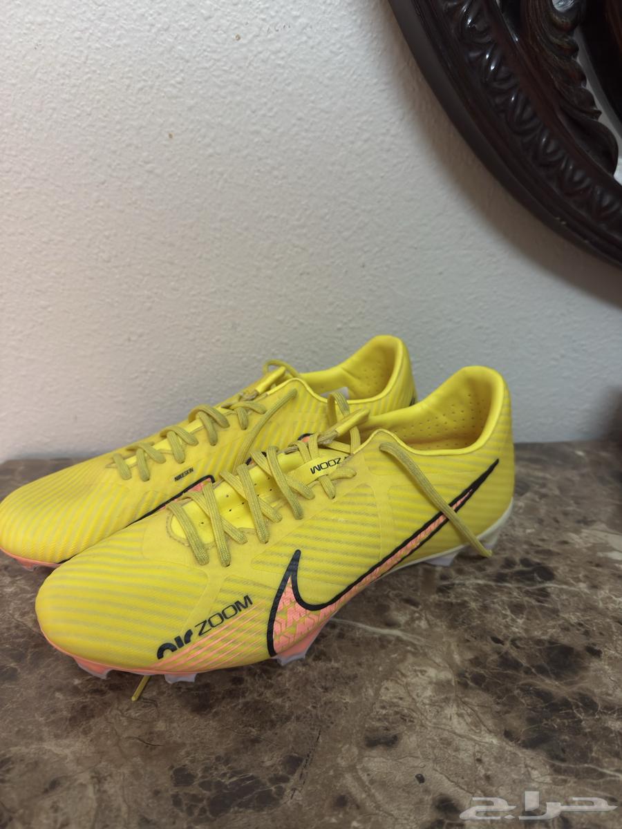 Football boot used only once64469028103169111