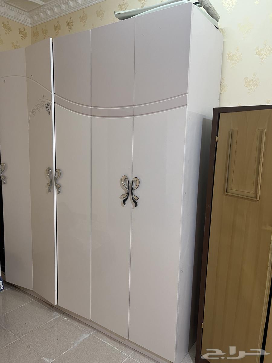 دولاب وسرير وطاولة قزاز بحاله جيدة64467439324162114