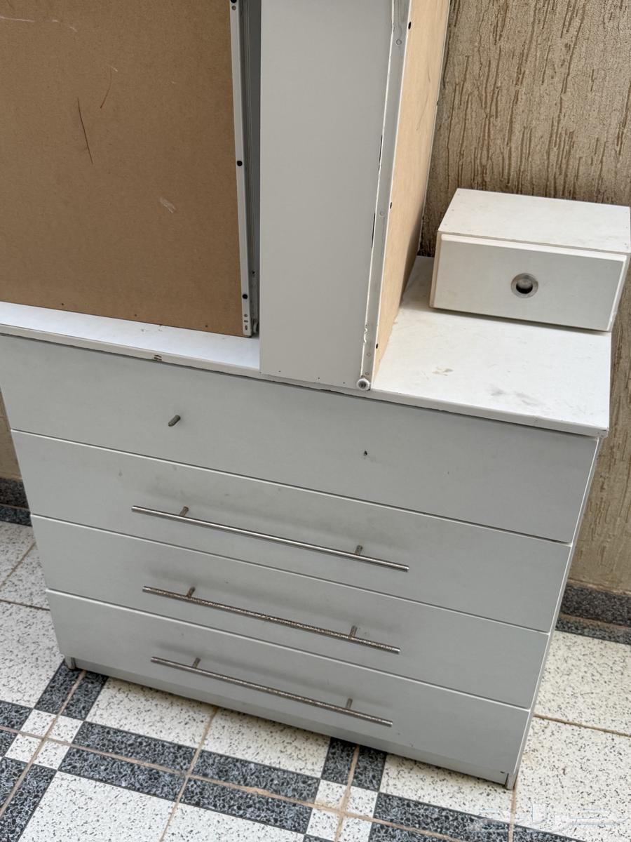 I have a used single-and-a-half bed and a table for sale, negotiable price64468996802435110