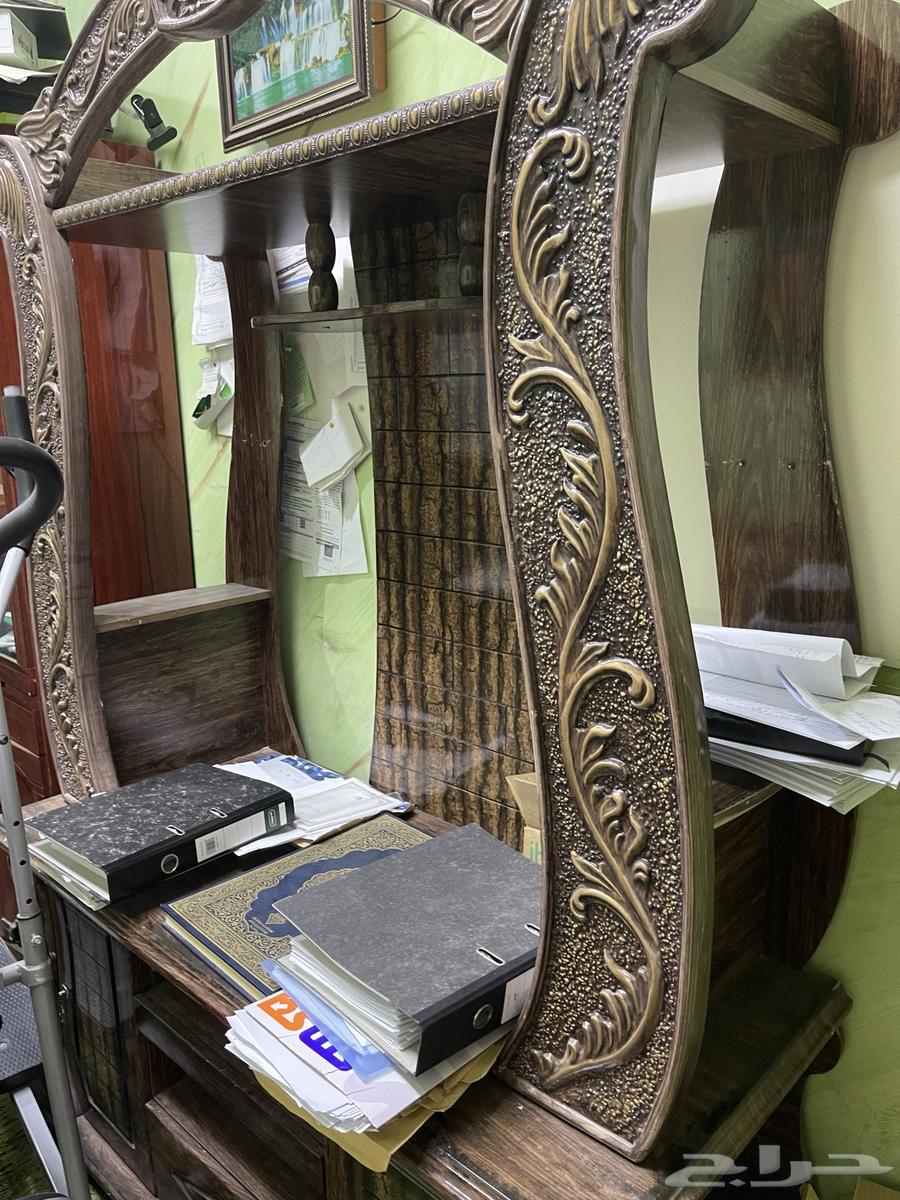 Two desks suitable for TV use64470856144898111