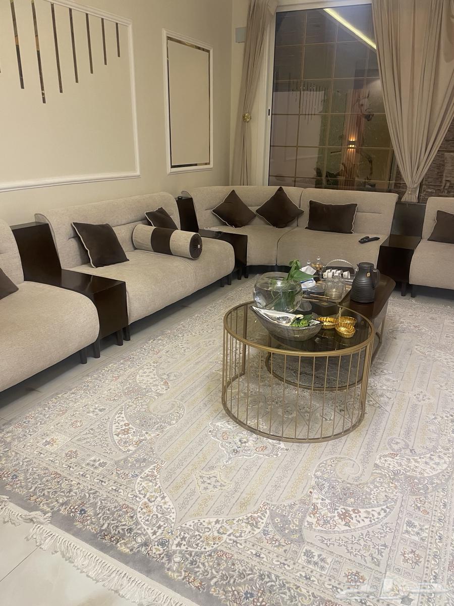 Sofa with table64469529629315111