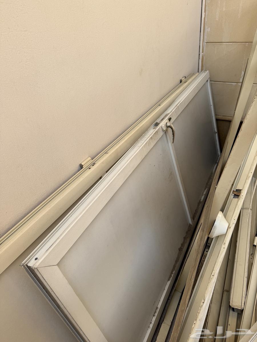 بيبان ألمنيوم نظيفة مع كامل ملحقاتها السعر 150 ريال64468722310658110