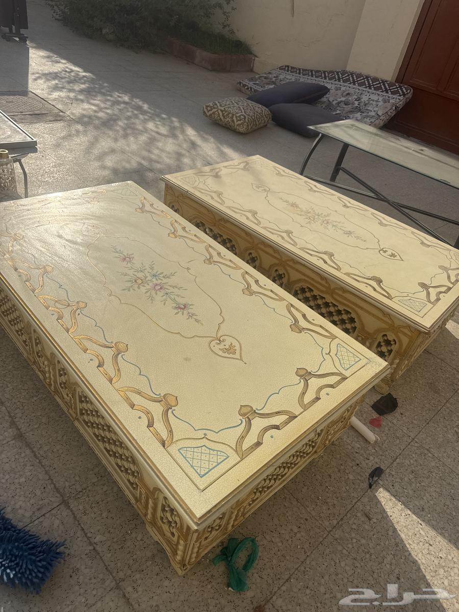 طاولتين خشب فخمه وطاوله قزاز وكنب ومزهريات64468273759875110