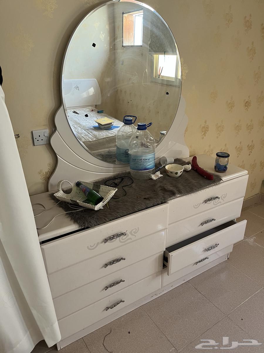 دولاب وسرير وطاولة قزاز بحاله جيدة64467439324162110