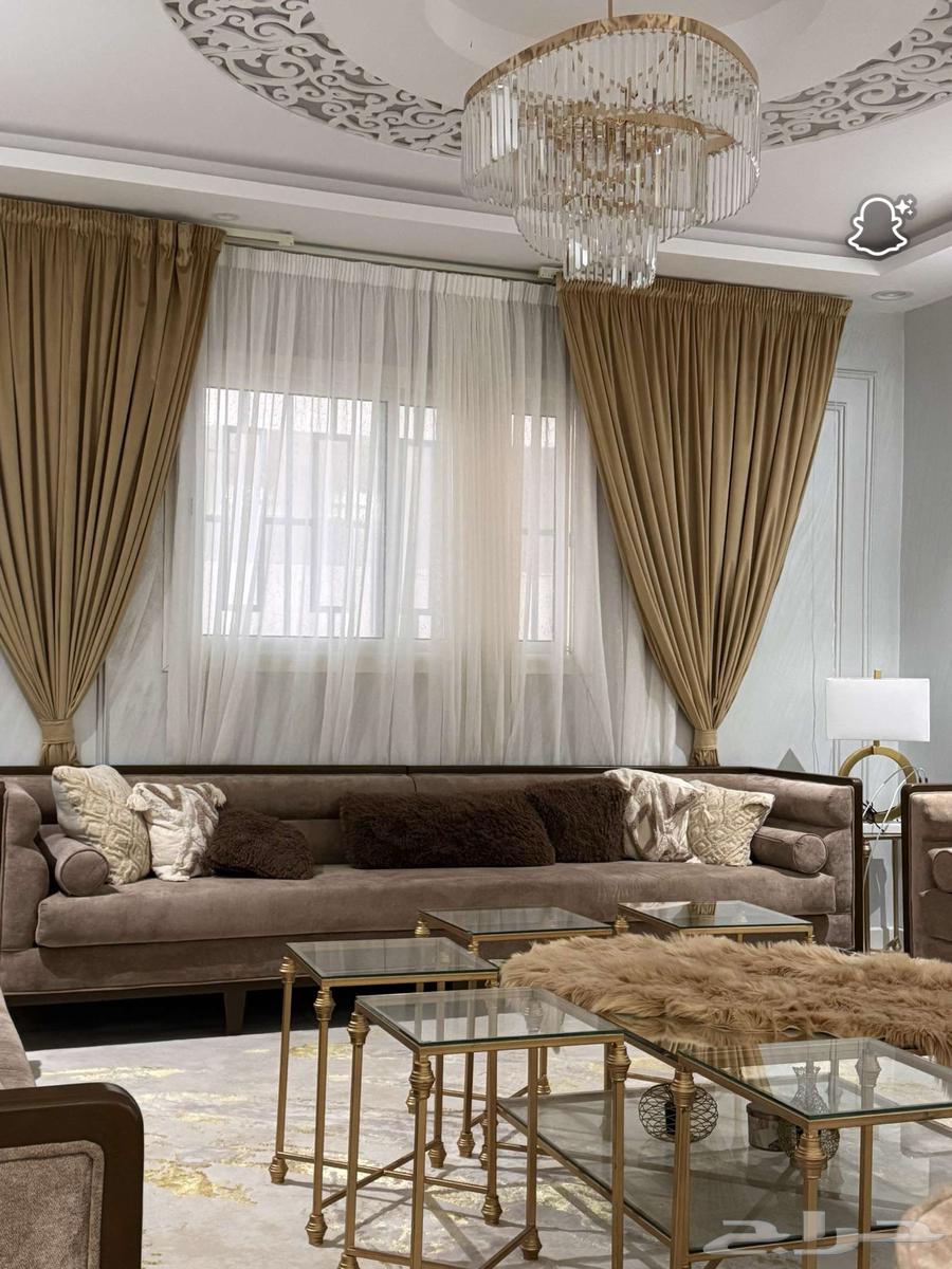 A large table and four services, an American star64470828439939112