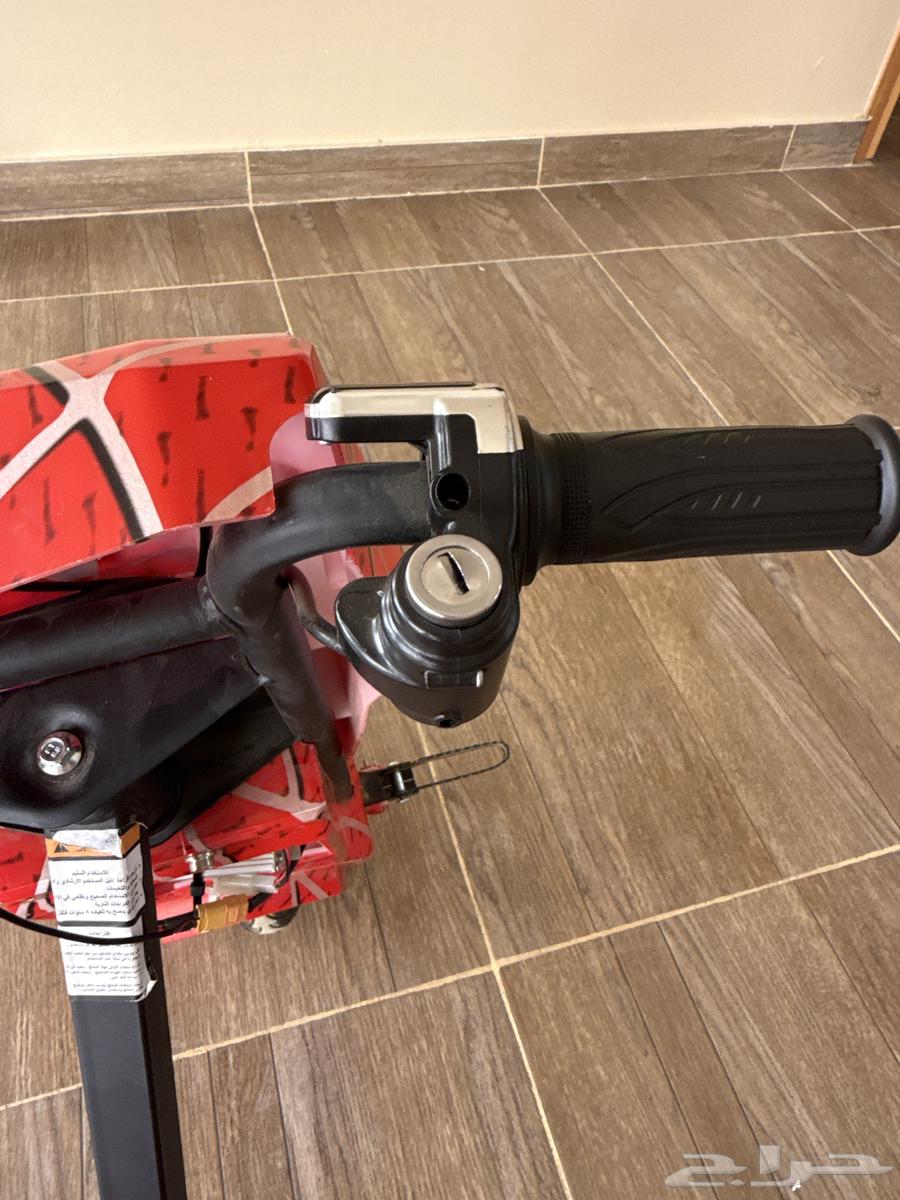 Red scooter with low usage64468092931970114