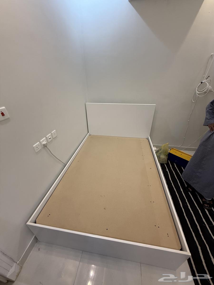 I have a used single-and-a-half bed and a table for sale, negotiable price64468996802435112