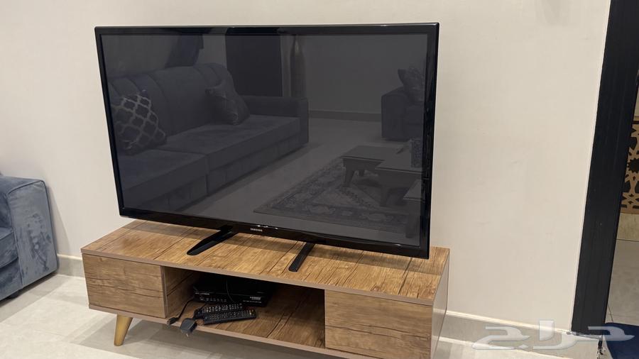 تلفزيون وطاوله للبيع64470649027330110