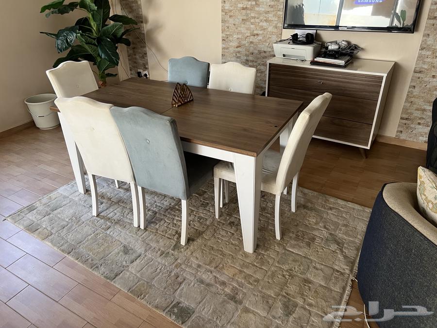 طاوله طعام بحاله جيده مع 6 مقاعد للبيع64469920936323112