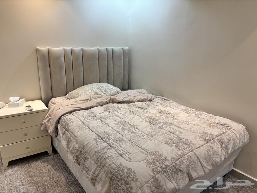 غرفة ثلاث اسرة مع دولاب كبير وطاولة دراسة للبيع64460652862082112
