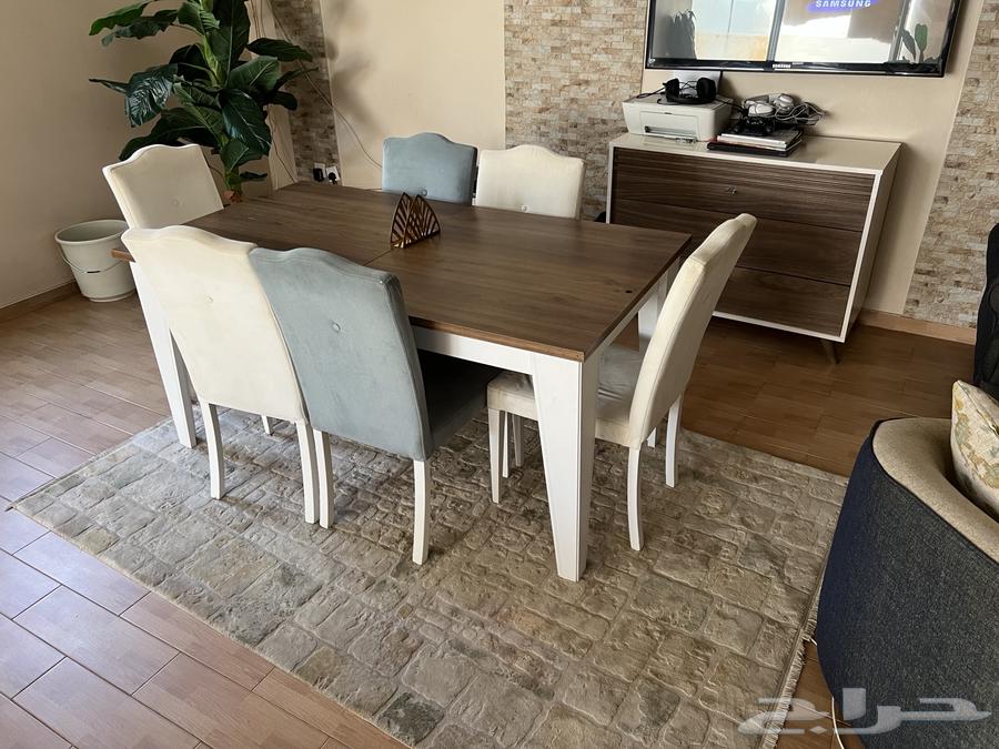 طاوله طعام بحاله جيده مع 6 مقاعد للبيع64469920936323111