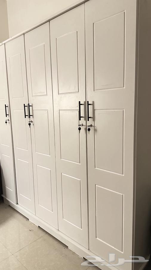 غرفه مكونه من دولاب وسريرين وكومدينا64471335050883111