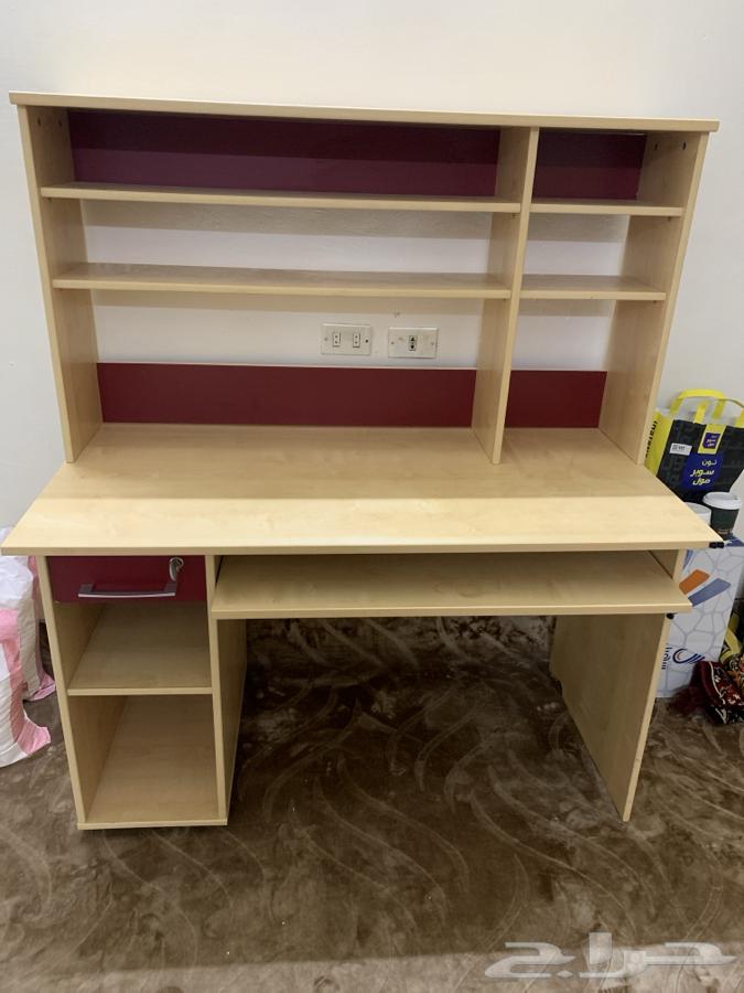 للبيع طاولة مكتب أنيقة بحالة جيدة جدا64470457020674110