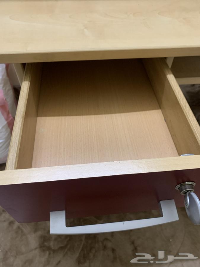 للبيع طاولة مكتب أنيقة بحالة جيدة جدا64470457020674111