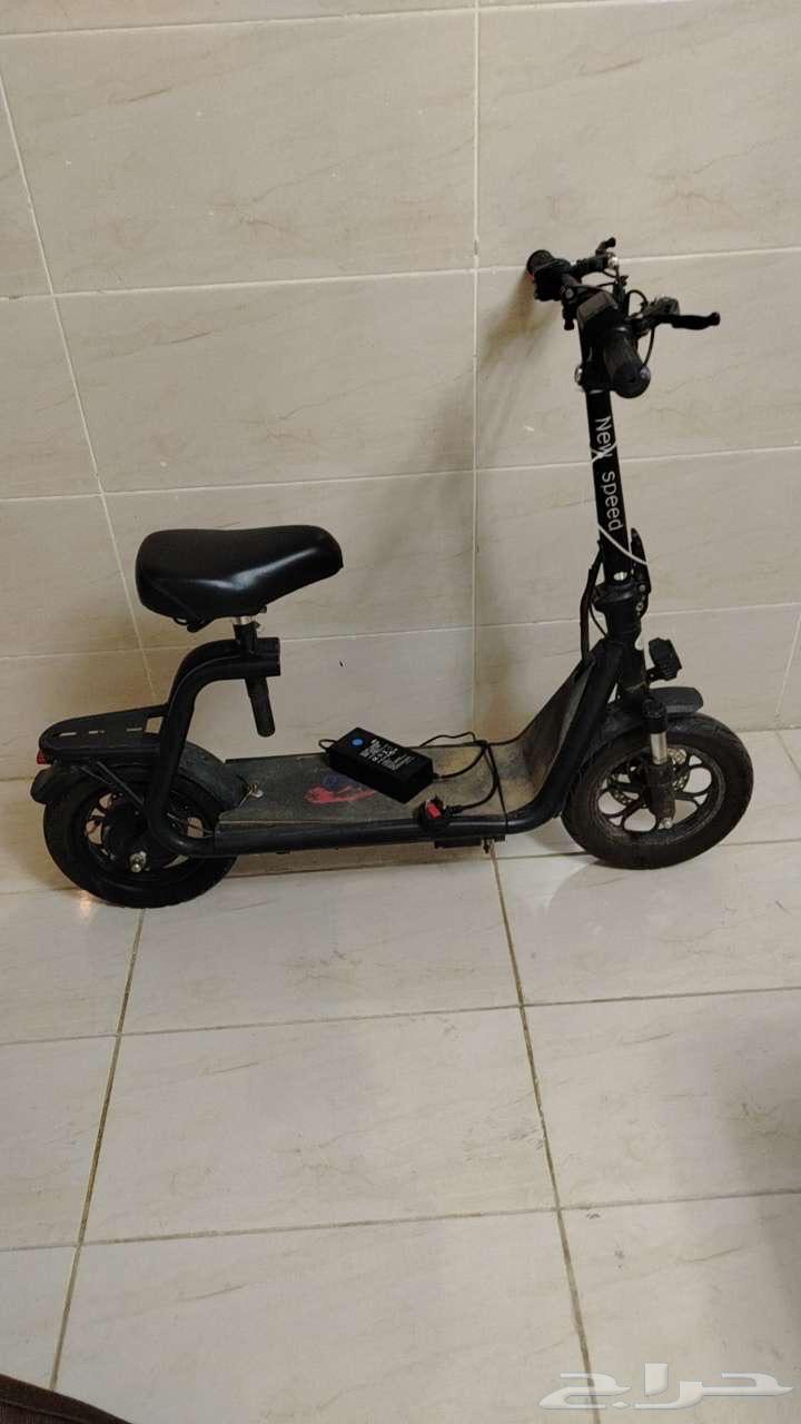 Scooter for sale, functional except the rear tire needs replacement, damaged from sun exposure64466767229187112