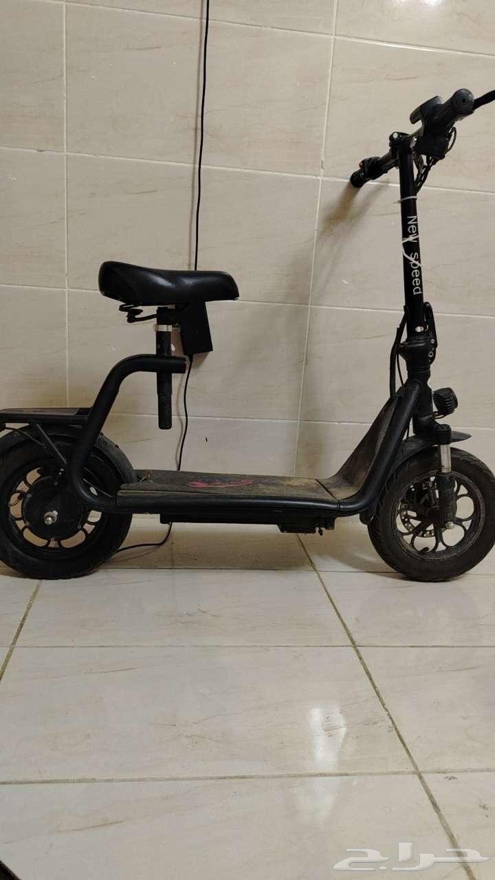 Scooter for sale, functional except the rear tire needs replacement, damaged from sun exposure64466767229187110