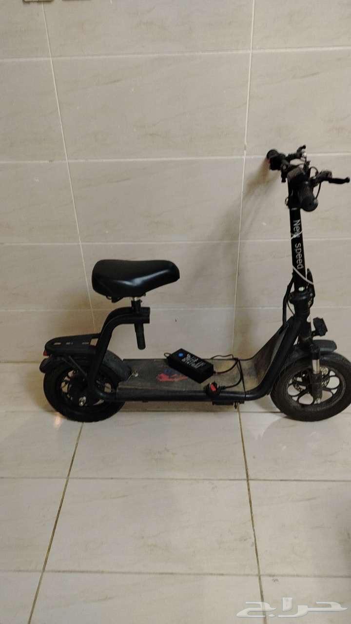 Scooter for sale, functional except the rear tire needs replacement, damaged from sun exposure64466767229187113