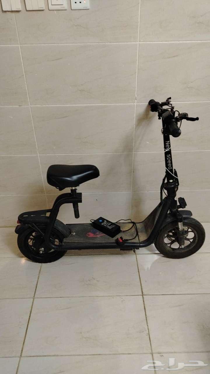 Scooter for sale, functional except the rear tire needs replacement, damaged from sun exposure64466767229187111